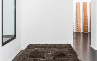 Fondazione Mudima, Milano, Maggio 2015, N. Haraguchi - Untitled, 1970/2015, mattoni di cemento, sabbia, olio usato per motori, 30 x 180 x 240 cm. © Foto di Fabio Mantegna per Fondazione Mudima